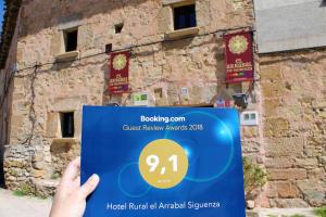 Hotel Rural el Arrabal Siguenza的证书、奖牌、标识或其他文件