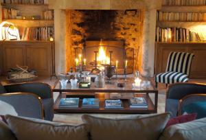 A seating area at Le Manoir du Rocher