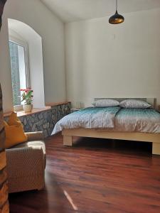 - une chambre avec un lit et un canapé dans l'établissement Apartma Humar, à Tolmin