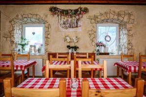 Reštaurácia alebo iné gastronomické zariadenie v ubytovaní Dom na Klonowym Wzgórzu