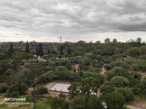 una vista aérea de un parque con un estanque en El Parqué en Córdoba