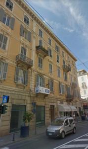 samochód zaparkowany przed dużym budynkiem w obiekcie Affittacamere Roma w San Remo