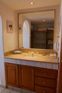 baño con lavabo y espejo grande en Condominios El Dorado II, en Cabo San Lucas