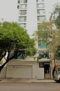 un garage di fronte a un edificio alto di Condesa Suites a Città del Messico