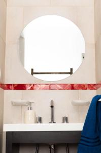 La salle de bains est pourvue d'un lavabo et d'un miroir. dans l'établissement Cabañas La Luisa, à San José del Rincón