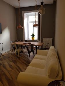 salon z kanapą i stołem w obiekcie Città del sole b&b Napoli w mieście Neapol