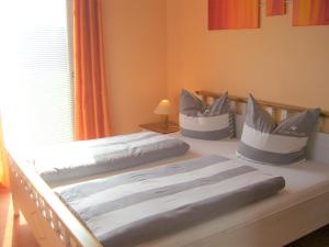 1 dormitorio con 2 camas con almohadas en Reusenhof Am Haff en Usedom Town