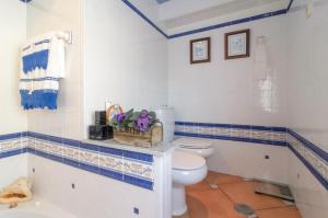 Koupelna v ubytování Habitaciones en Casa Céntrica con piscina