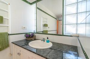 Koupelna v ubytování Habitaciones en Casa Céntrica con piscina