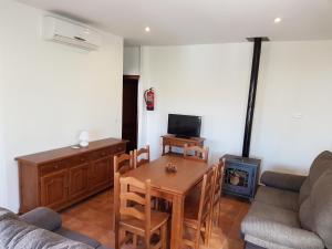 sala de estar con mesa y sofá en Apartamentos Rurales La Dehesa del Acebuche, en Jaén