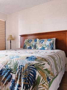 Postel nebo postele na pokoji v ubytování Hilo Reeds Bay Hotel