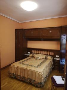 um quarto com uma cama e uma grande cabeceira em madeira em Apartamento GALLARZA con Parking em Ezcaray