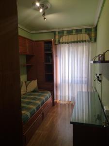 um quarto com uma cama, uma janela e uma mesa em Apartamento GALLARZA con Parking em Ezcaray