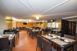 a dining room with tables and chairs in a restaurant at Hotel El Ejecutivo by Reforma Avenue in Mexico City