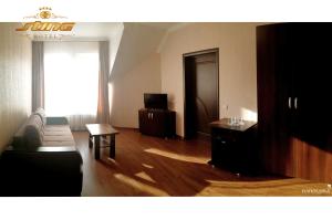 Televízia a/alebo spoločenská miestnosť v ubytovaní Sting Hotel & Event Palace