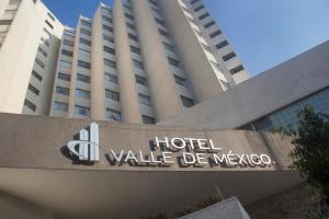 um sinal para o hotel Valley de Mexico em frente a um edifício em Hotel Valle de Mexico Toreo em Cidade do México