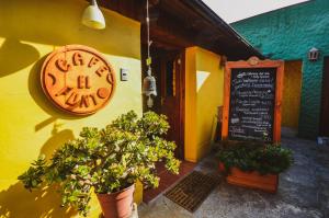 un restaurante con un cartel en el lateral de un edificio en Hostal El Punto, en La Serena