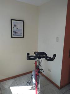 un vélo rouge garé à côté d'un mur dans l'établissement Apartamento Sotillo, à Ilo