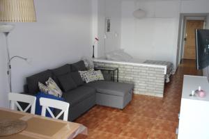 sala de estar con sofá y mesa en Carus Flat, en Las Palmas de Gran Canaria