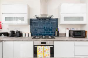 Dapur atau dapur kecil di Stunning Solihull Long Stays - 4 Bedrooms with 7 Separate Beds, 2 Baths, Garden & Driveway by Birmingham Contractor Stays