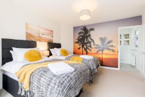 En eller flere senge i et værelse på January Offers on Long Stays - 4 Bedrooms-7 Separate Beds-2 Baths-Garden & Drive by Birmingham Contractor Stays