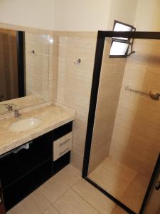 Ett badrum på Hotel Puesta del Sol