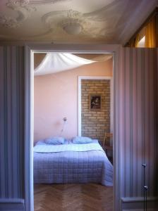 Postel nebo postele na pokoji v ubytování Gamla Stan Simrishamn