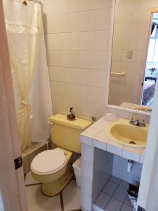 Ένα μπάνιο στο Salinas Apartment Malecon