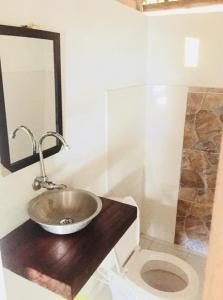 La salle de bains est pourvue d'un lavabo et de toilettes. dans l'établissement Ecohotel Kocoluu, à San Bernardo del Viento