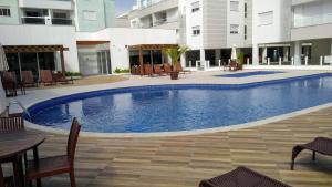Imagen de la galería de Apartamento frente para a piscina a uma quadra da praia, en Florianópolis