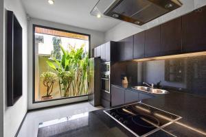 Kuchyň nebo kuchyňský kout v ubytování 3bdr Pool villa Naiharn KOK by Capital Pro