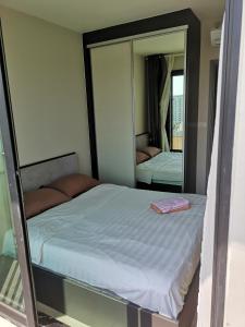 Postel nebo postele na pokoji v ubytování 芭提雅THE BASE海景度假酒店（可以安排接机服务和一切旅游安排）