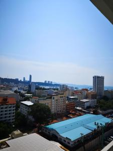 Bazén v ubytování 芭提雅THE BASE海景度假酒店（可以安排接机服务和一切旅游安排） nebo v jeho okolí