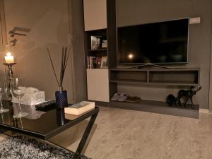 TV a/nebo společenská místnost v ubytování 芭提雅THE BASE海景度假酒店（可以安排接机服务和一切旅游安排）