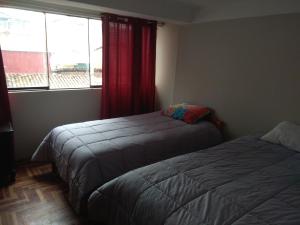um quarto com 2 camas ao lado de uma janela em Cusco`s Flat 2 em Cusco