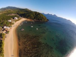 una vista aérea de una playa con barcos en el agua en Valine Grace Cottages, en El Nido