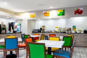 un restaurante con mesas y sillas y una cocina en Quality Inn, en Villa Rica