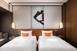 Rúm í herbergi á Wyndham Grand Yangon