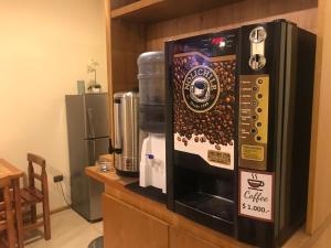 een koffiezetapparaat bovenop een aanrecht bij Hostal My House in Viña del Mar