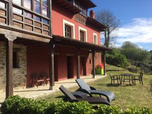 a group of chairs sitting outside of a building at El interior de Gaia in Arriondas