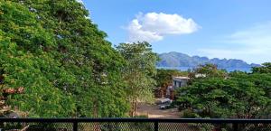 einen Blick vom Balkon eines Hauses mit Bäumen in der Unterkunft Bakawan Hostel in Coron
