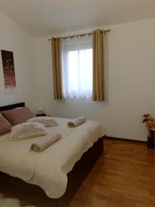 - une chambre avec 2 lits et une fenêtre dans l'établissement MARTINA 1, à Bašanija