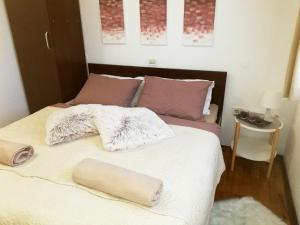 ein Schlafzimmer mit einem Bett mit zwei Kissen darauf in der Unterkunft MARTINA 1 in Bašanija