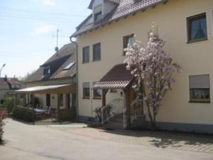 una casa con un albero di fronte di Ferienwohnungen Stark a Kelheim