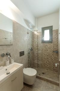uma casa de banho com um chuveiro, um WC e um lavatório. em Sweet Home Naxos em Naxos Chora