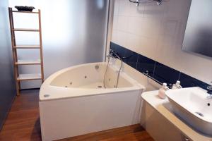 Koupelna v ubytování Ardales Loft + 35 fotografií