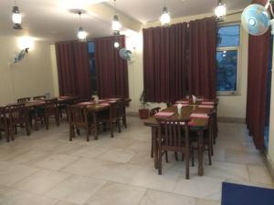 Um restaurante ou outro lugar para comer em Raj Laxmi Bhawan
