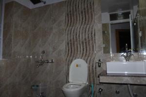 Raku Guest house tesisinde bir banyo