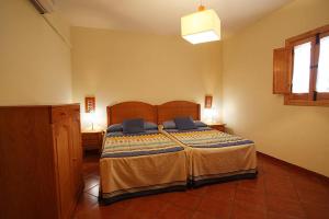 a bedroom with a bed with two pillows on it at Casa Rural Casa de las Aves in Orellana la Vieja
