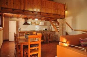 a kitchen and dining room with a table and chairs at Casa Rural Casa de las Aves in Orellana la Vieja +13 photos